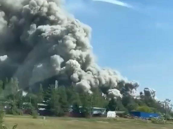 Под Можайском загорелся грузовой автосервис