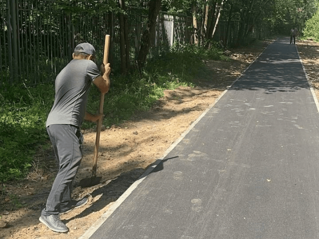 В Протвино благоустраивают стихийные тропинки и тротуары