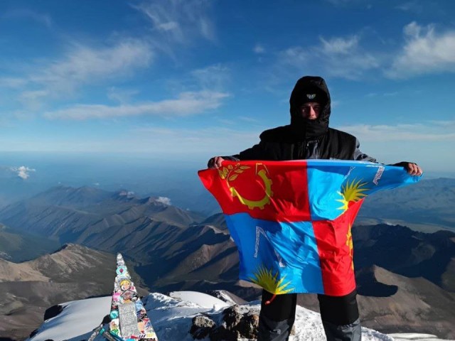 На самой высокой горе Европы развевается флаг Балашихи