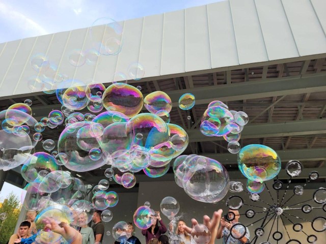Детскую дискотеку и шоу мыльных пузырей устроили в Центральном парке Лобни