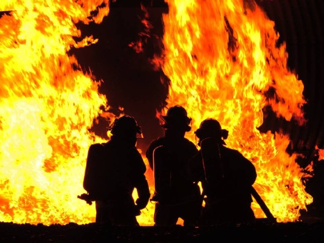 Мощный пожар охватил завод по производству моторных масел в Талдоме