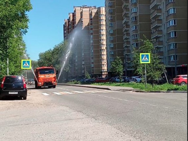На путепроводе Хлебниково, проспекте Пацаева и Новом бульваре убирают и поливают дороги