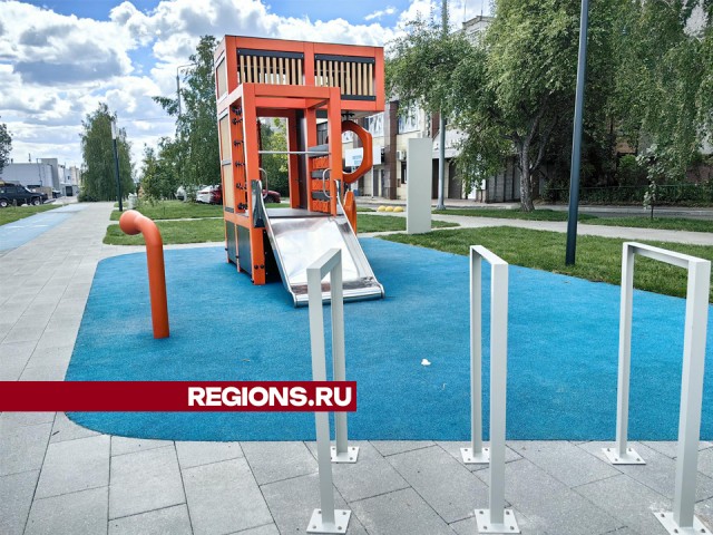 Новую детскую площадку установили во дворе на Пролетарском проспекте