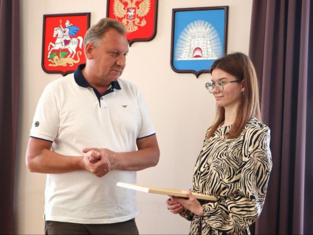 Студентке-повару из Зарайска вручили сертификат на получение жилья
