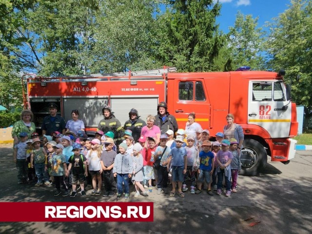 Пожарные из МЧС провели мастер-класс для ребят из детского сада в Лобне