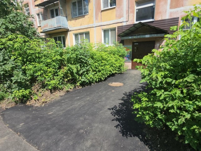 Новый асфальт и дополнительные парковочные места: как изменился двор на улице Чапаева после благоустройства