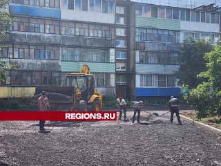 На Школьной улице в деревне Судниково начали укладывать асфальт