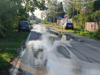Коммунальщики устраняют утечку, лишившую воды жителей Новоселок