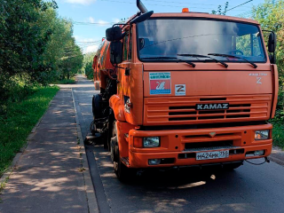 Более 25 рабочих убирают дороги и тротуары в Долгопрудном