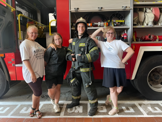 В Серпухове воспитанники трудового лагеря примерили на себя костюм пожарного