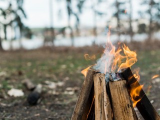 На дачу без штрафа: как развести костер за городом без проблем с законом