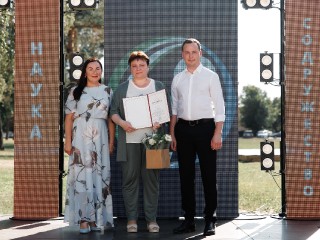 Воспитатель из Дубны получила почетную награду от министерства образования