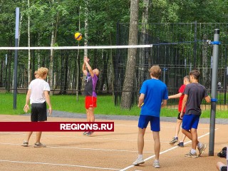 На новой волейбольной площадке в Центральном парке Лобни состоялся первый матч