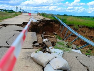 «Мы оказались отрезаны от города»: более 40 жителей Поповского ждут восстановления размытой дороги