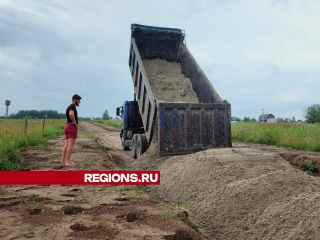 В Дмитровке обустраивают дорогу к домам многодетных