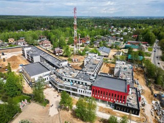 В новом корпусе Физмат-лицея расставляют мебель и подключают «умную» технику