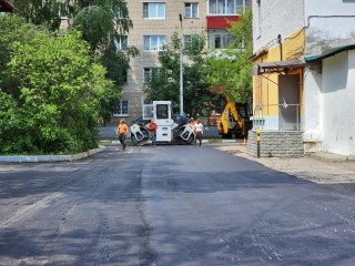 Во дворе домов на улице Рабочей укладывают асфальт