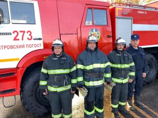 Спасатели помогли справиться с затором на дороге из-за поваленного дерева