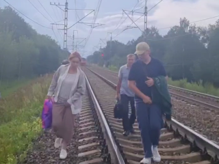 Пассажиры выпрыгивали из электричек Горьковского направления из-за поломки поезда