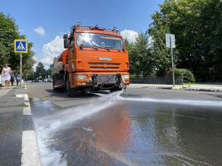 В жаркие дни в Коломне проводят аэрацию дорог