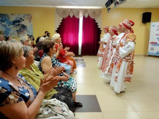 Театр-студия «Сударыня» из Рязани выступила в Луховицах для активных долголетов
