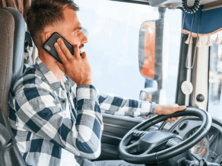 В Наро-Фоминске водитель разговаривал по телефону во время движения