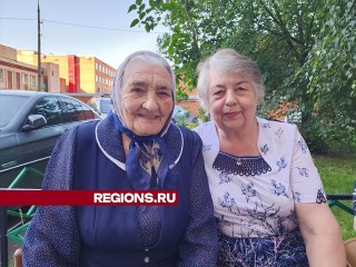 День рождения долгожительницы Красногорска отметили всем двором у ее клумбы с цветами