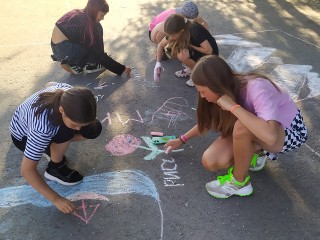Юные жители Лотошина приняли участие в конкурсе рисунков на асфальте