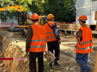 Строители начали сварку теплотрассы около дома №14 по улице Маршала Крылова в Одинцове