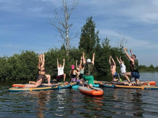 Пляжный отдых: спортивные состязания, занятия йогой на воде устраивают в Звенигороде