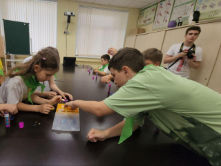 Дети Люберец во время летних каникул собирают радиосхемы и конструируют роботов