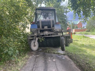 Дорожные службы в Коломне проводят окос травы вдоль дороги по улице Малышева