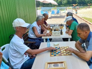 Электростальские шашисты провели тренировочный турнир на открытом воздухе в парке «Авангард»
