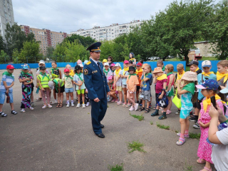 Детей из лагеря «Улыбка» свозили на экскурсию в пожарную часть