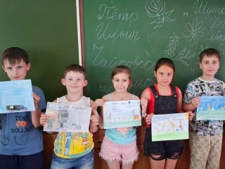Реутовские дети осваивают искусство рисования в пришкольном лагере