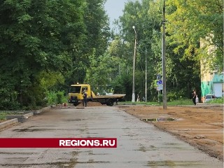 На Нагорной улице в Долгопрудном специалисты проводят замену асфальта