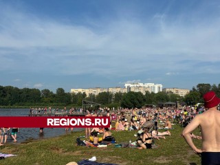 «Как на курортах Краснодарского края»: отдыхающие спасаются от жары на набережной озера Сенеж