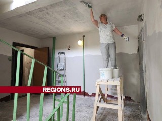 В доме на улице Набережная в поселке Свердловский  ремонтируют подъезды