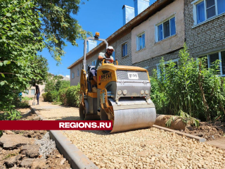 В поселке МИЗ Можайского округа начали благоустраивать двор