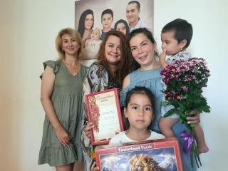 Многодетную семью-участницу конкурса «Семья года» из Фрязина поздравили с Днем семьи, любви и верности