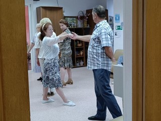 Пенсионеров Лобни обучают историческим бальным танцам