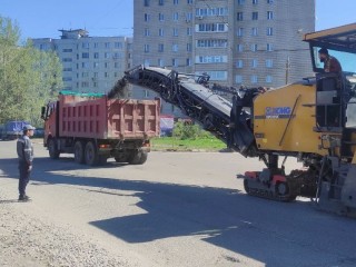 Жители улицы Журавлева жалуются на мусор на обочинах дороги