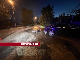 В Орехово-Зуеве мотоциклист врезался в автомобиль и сломал шейку бедра