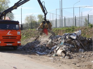 Инспекторы эконадзора потребовали прекратить захламление береговой линии ручья, впадающего в Базовский пруд