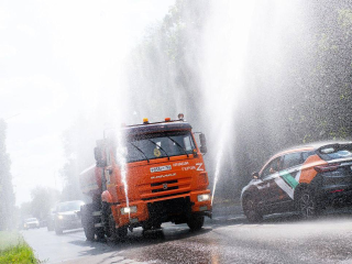 До 30 тысяч литров воды в день тратят поливальные машины на дорогах округа