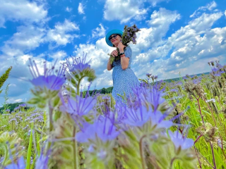 Фотосессия на цветочном поле прошла для долголетов из Озер