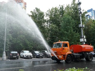 В Химках из-за жары специалисты проводят аэрацию на дорогах