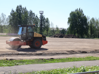 Подогреваемое поле и трибуны: в Дзержинском продолжают реконструкцию городского стадиона