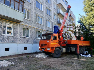 В Коломне в селе Акатьево утепляют фасад жилого дома