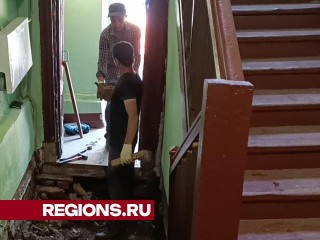 На первом этаже дома по улице Туголукова в Лобне меняют разрушенные полы